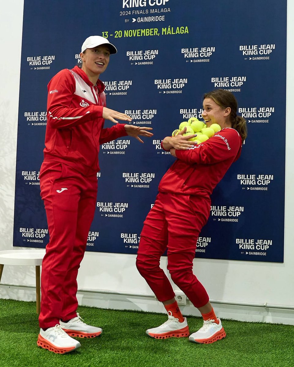 nicolasbedney's tweet photo. @on_running @iga_swiatek looking🤩great
🇵🇱#MajaChwalinska 🤝#Iga_Swiatek 🇵🇱
https://t.co/9W4RMfae6w
#on_running 👟(shoes👟&🧦socks)
#BJKCup 🏆#BillieJeanKingCup #Malaga https://t.co/P9y3bPUUZn