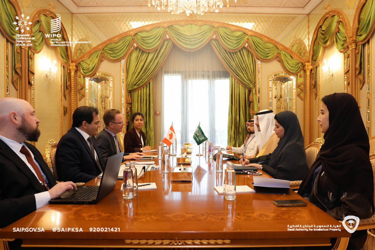 aalswailem's tweet photo. خلال أعمال المؤتمر الدبلوماسي لمعاهدة قانون التصاميم، تناولت مع سعادة سفير كندا لدى المملكة، السيد جان فيليب لينتو، ورئيس مكتب الملكية الفكرية الكندي، السيد كوستانتينوس جورجاراس، التعاون المشترك بين البلدين في مجال#الملكية_الفكرية.
#مستقبل_التصاميم
#DesignDepCon https://t.co/Mnsd6YDGip