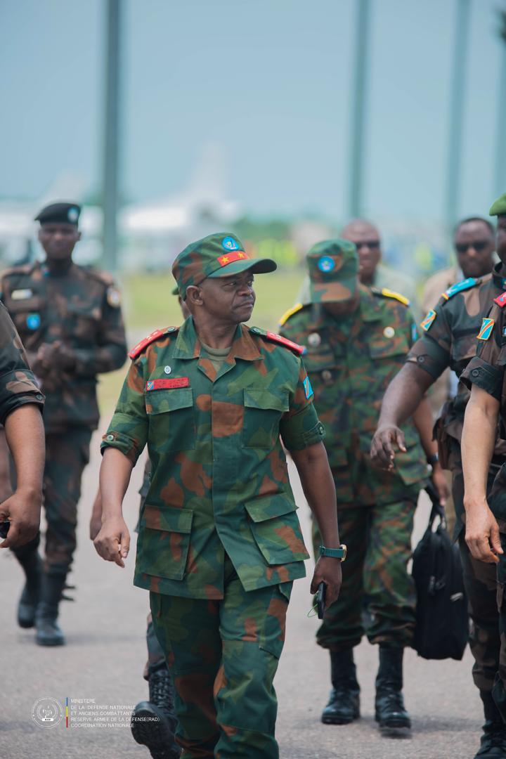 ReserveArmeeRDC's tweet photo. Le Lieutenant-Général PADIRI BULENDA David, Coordonnateur National de la Réserve Armée de la Défense (RAD), a clôturé sa mission à Kisangani par une rencontre avec les jeunes diplômés de la formation paramilitaire de Bengamisa. Entre chants patriotiques et sensibilisation, il a souligné le rôle crucial de la jeunesse dans La Défense Nationale. Un échange inspirant, suivi d’une présentation sur la RAD et de discussions enrichissantes.

#RDC
#JeunessePatriotique  #RéserveArméeDeLaDéfense
#RAD