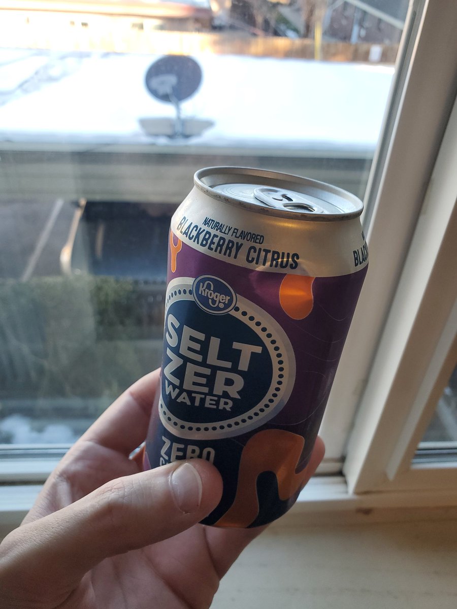 CryptoT45504386's tweet photo. Hey @kroger, what happened? Seems to be only one in the 12 pack; it's uncracked and retains pressure when squeezed, but contains less volume? https://t.co/g8b1vc3fR3