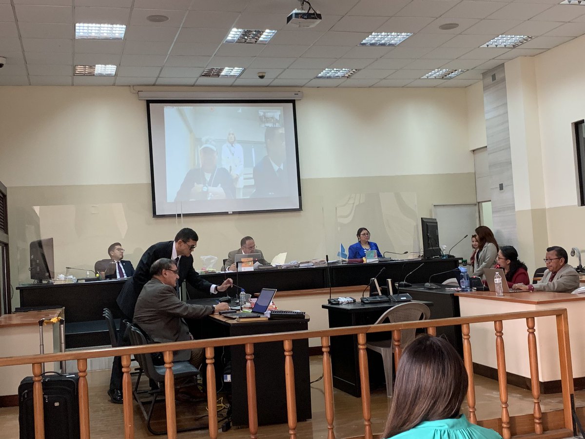 En #Guatemala para el juicio por #genocidio contra el ex jefe del Estado Mayor del Ejército Benedicto Lucas García, acusado de ser responsable de la política contrainsurgente que terminó en masacres, desaparición forzada, y violencia sexual contra  la población maya ixil.