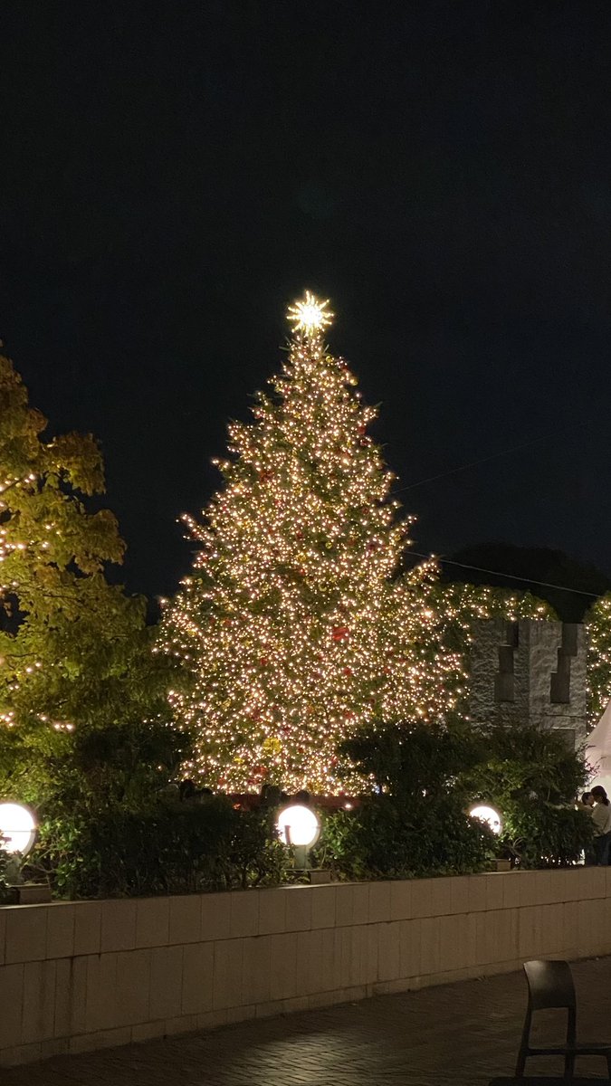0i1_y's tweet photo. 退勤後に恵比寿寄り道してきた🎄
混雑してたけど平日だから空いてた方なのかな？ https://t.co/3yFO14MlZV