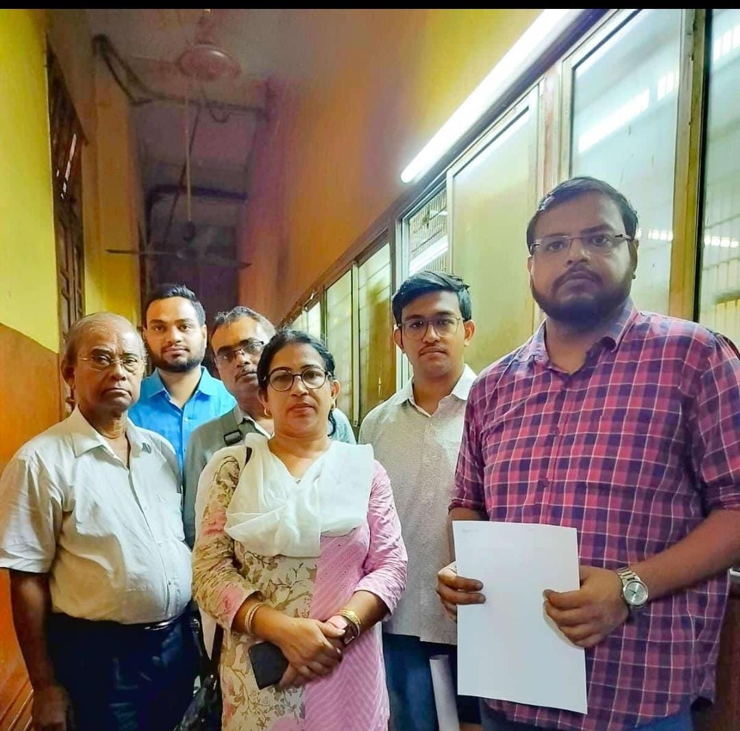 AamAadmiPartyWB's tweet photo. বেপরোয়া ভাবে গাড়ি চালানোর প্রতিবাদে অর্থাৎ ব্যস্ত রাস্তায় বাসের রেষারেষি যেন দ্রুত বন্ধ হয়, তার জন্য রাজ্যের পরিবহন দপ্তরে আজ একটি স্মারকলিপি জমা দিলেন আম আদমী পার্টির কর্মীরা। https://t.co/IvO7NKzRjU