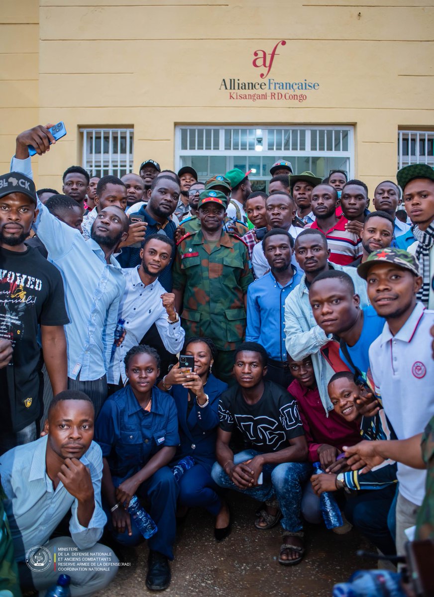 ReserveArmeeRDC's tweet photo. Le Lieutenant-Général PADIRI BULENDA David, Coordonnateur National de la Réserve Armée de la Défense (RAD), a clôturé sa mission à Kisangani par une rencontre avec les jeunes diplômés de la formation paramilitaire de Bengamisa. Entre chants patriotiques et sensibilisation, il a souligné le rôle crucial de la jeunesse dans La Défense Nationale. Un échange inspirant, suivi d’une présentation sur la RAD et de discussions enrichissantes.

#RDC
#JeunessePatriotique  #RéserveArméeDeLaDéfense
#RAD