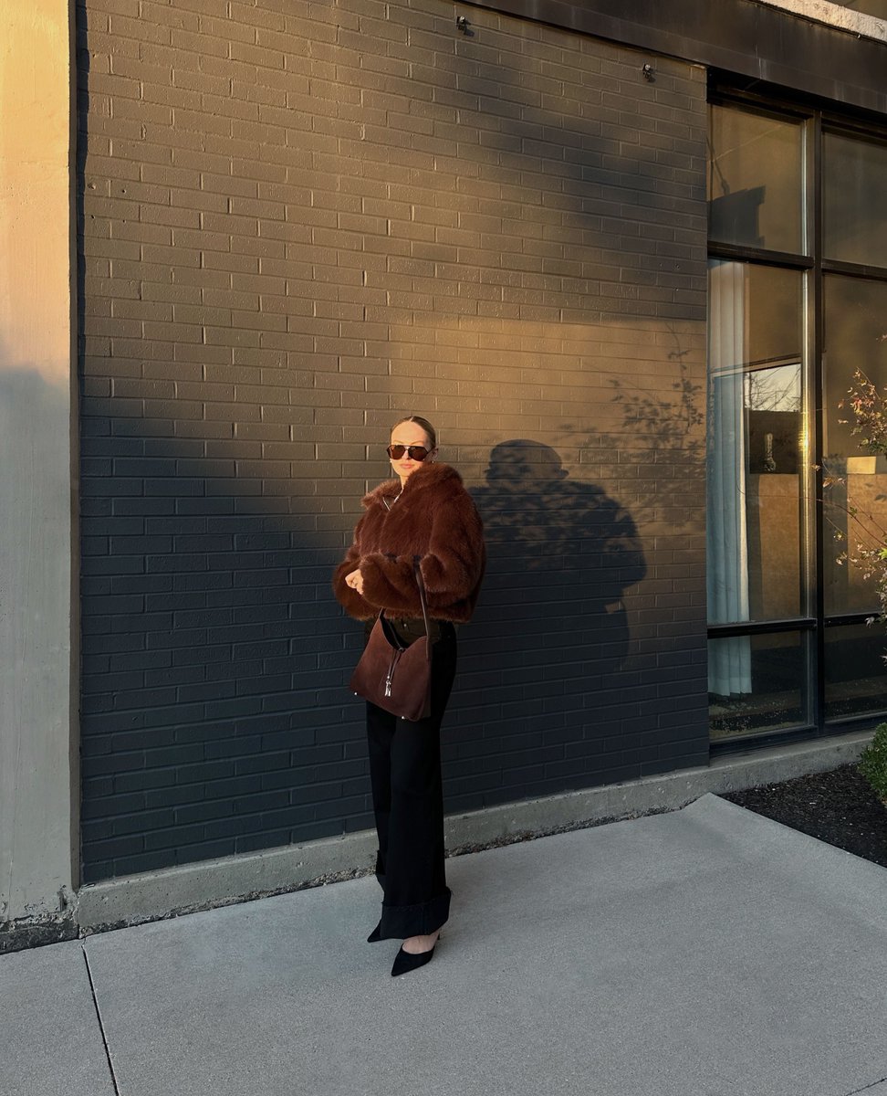 vampofficial_'s tweet photo. The coat of the season is here 🤎 The Faux Fur Collared Coat styled with our new High Rise Wide Leg Cuffed Jeans for a chic everyday outfit as seen on @baileedee_ – get the look online and in store now!

Shop Here: https://t.co/iBgV6xH6vM https://t.co/6HeQPo3bCx