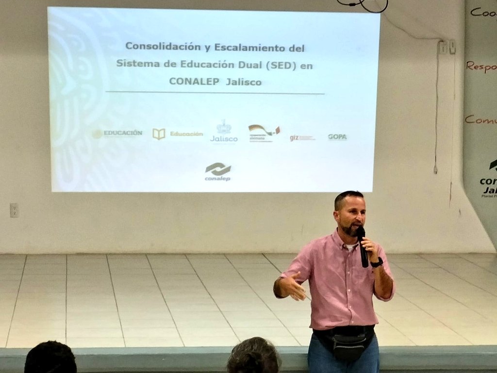 Jgpm12Jose's tweet image. &quot;Los grandes logros son una suma de los pequeños esfuerzos repetidos días tras día&quot;

Cerrando la pinza con papas y alumnos en la promoción del #ModeloDual para ambas carreras PTB Turismo y Automotriz.

@fanny_valdivia 
@JCFloresMiramon 
@brauliovazquez