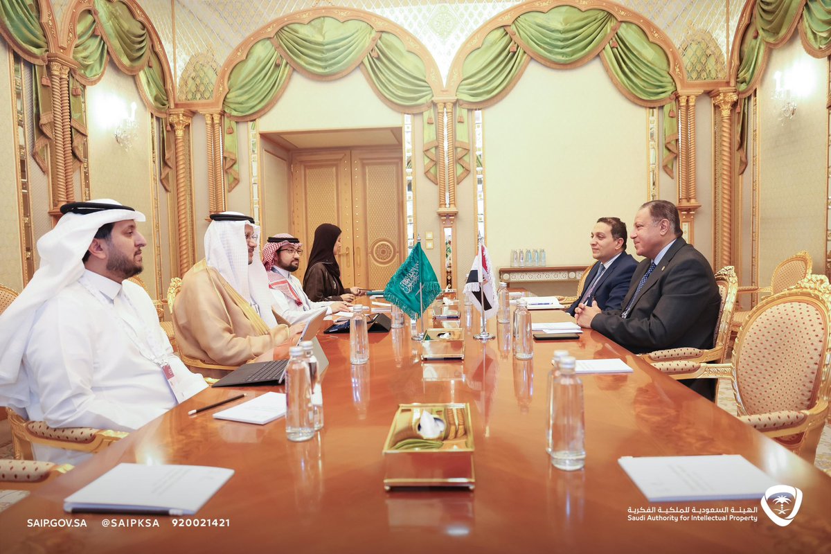 aalswailem's tweet photo. على هامش أعمال المؤتمر الدبلوماسي لقانون التصاميم، سعدتُ بلقاء رئيس مجلس إدارة الجهاز المصري للملكية الفكرية الدكتور هشام عزمي، وتباحثنا الموضوعات المشتركة ومستجدات المؤتمر.
#مستقبل_التصاميم
#DesignDepCon https://t.co/vDqB7rSaMc