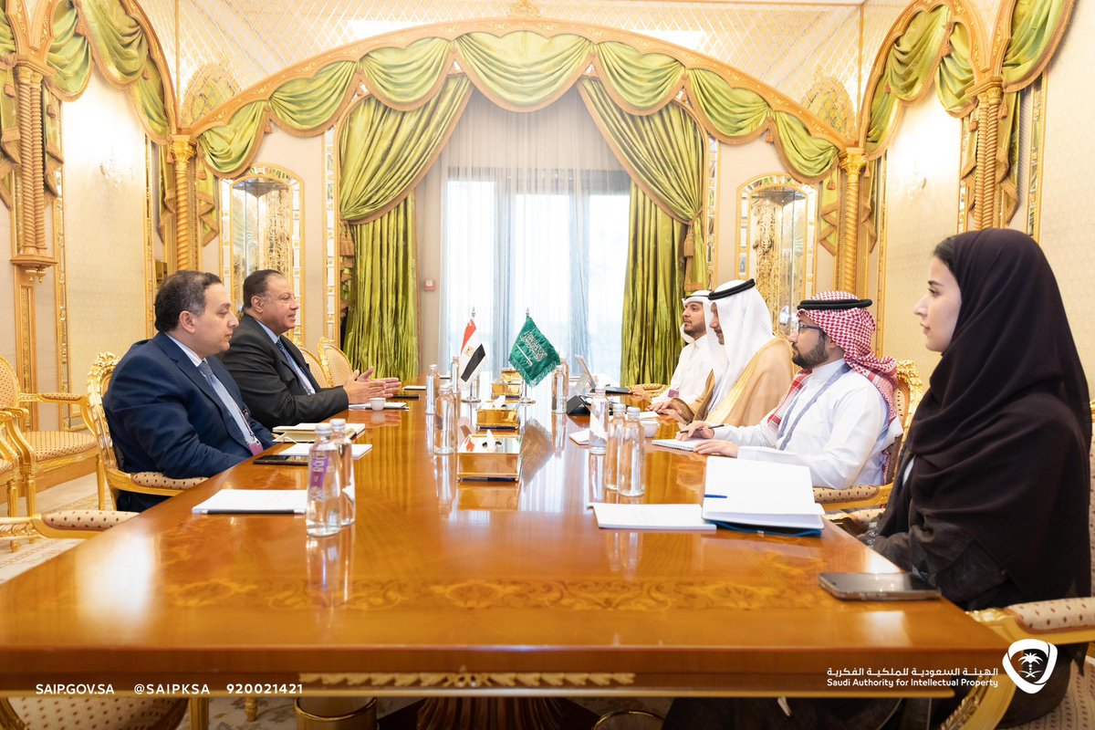 aalswailem's tweet photo. على هامش أعمال المؤتمر الدبلوماسي لقانون التصاميم، سعدتُ بلقاء رئيس مجلس إدارة الجهاز المصري للملكية الفكرية الدكتور هشام عزمي، وتباحثنا الموضوعات المشتركة ومستجدات المؤتمر.
#مستقبل_التصاميم
#DesignDepCon https://t.co/vDqB7rSaMc