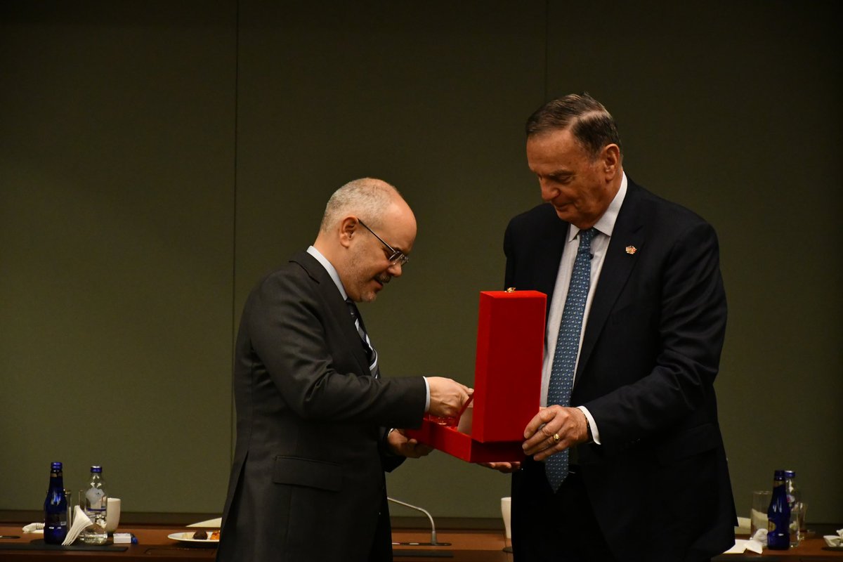 American Turkish Business Roundtable (ATBR) Başkanı General James Jones ve beraberindeki heyet ile Cumhurbaşkanlığı Külliyemizde bir araya geldik.

Görüşmede; Türkiye ile ABD arasındaki ticari ilişkilerin yanı sıra, savunma ve güvenlik alanındaki iş birliklerimizi ele aldık. Aynı