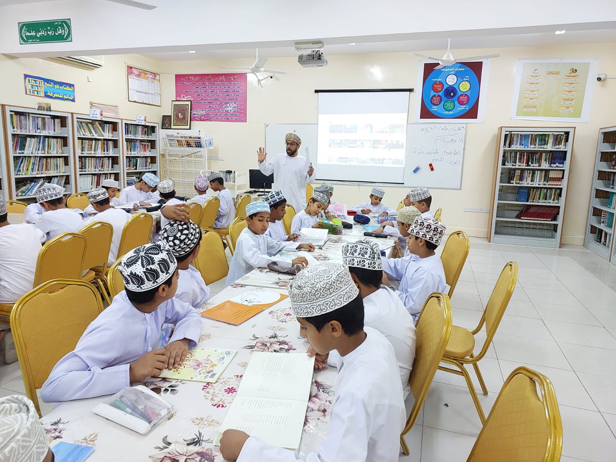 قدم الأستاذ هلال البوسعيدي معلم مادة اللغة العربية لطلابه حصة في مركز مصادر التعلم تطبيقا لدرس التلخيص  في مهارة التعبير وقد أدى الطلبة الأعمال المسند إليهم بكفاءة وحققوا أهداف الدرس .