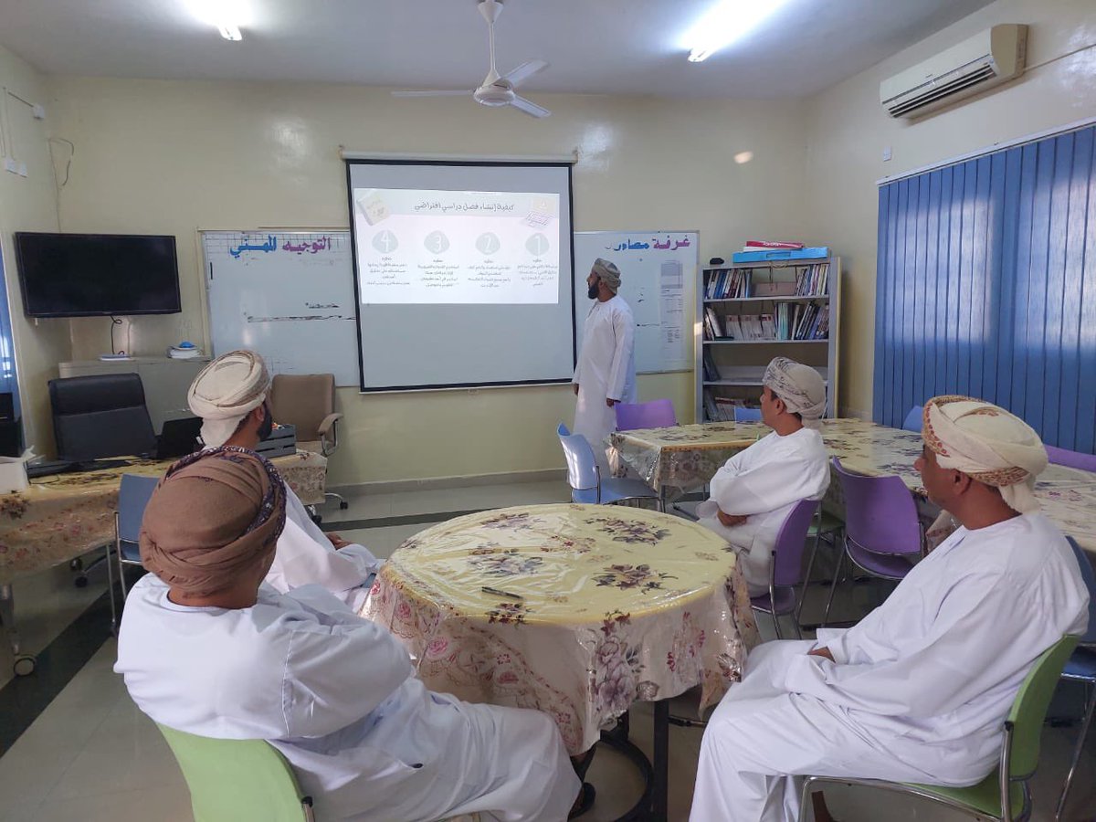 تفعيلا لبرامج الانماء المهني بالمدرسة نفذ الأستاذ سيف الحاتمي معلم مادة اللغة العربية مشغلا بعنوان ( استخدام التكنولوجيا في التعليم ) لمعلمي المادة .