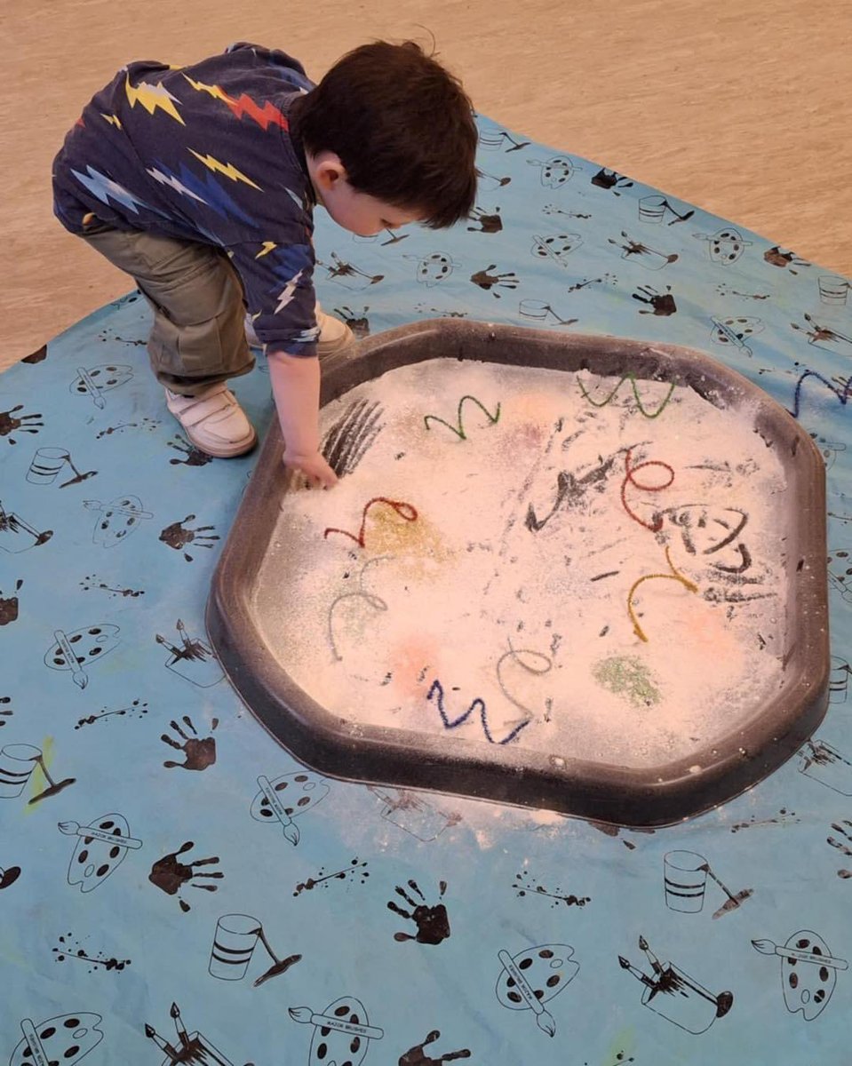 DgcLearning's tweet image. 🎆 Earlier in the month at Dalbeattie Peep Messy Play we had a session all about fireworks! 

The children had a go at painting their own fireworks, making sparklers in the trays and so much more! 💥 

#earlylearning 
#fireworkfun