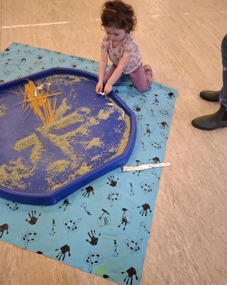 DgcLearning's tweet image. 🎆 Earlier in the month at Dalbeattie Peep Messy Play we had a session all about fireworks! 

The children had a go at painting their own fireworks, making sparklers in the trays and so much more! 💥 

#earlylearning 
#fireworkfun