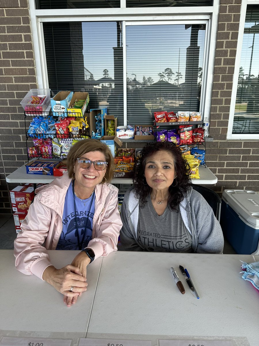 MrsCoachBarger's tweet photo. 🎉 Excited to be at the concessions for the @HumbleISD #MiddleSchool #IntegratedAthletics Field Day event! A big thank you to @HumbleISD_InAth, @HumbleISD_Ath, @HumbleISD_ESS, and @HenryPhipps for all your support! Let’s #ShineALight and #SendItOn! https://t.co/N9T2qnQhcx