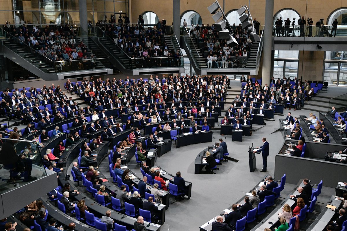 _FriedrichMerz's tweet photo. „Am 23. Februar gibt es #Neuwahlen, damit eine neue Bundesregierung die Verantwortung für unser Land übernehmen kann. Eine Bundesregierung, die aufhört zu streiten und die sich daran macht, die Probleme unseres Landes mit einer anderen Politik, die dringend notwendig ist, zu lösen.“ (tm) #Bundestag