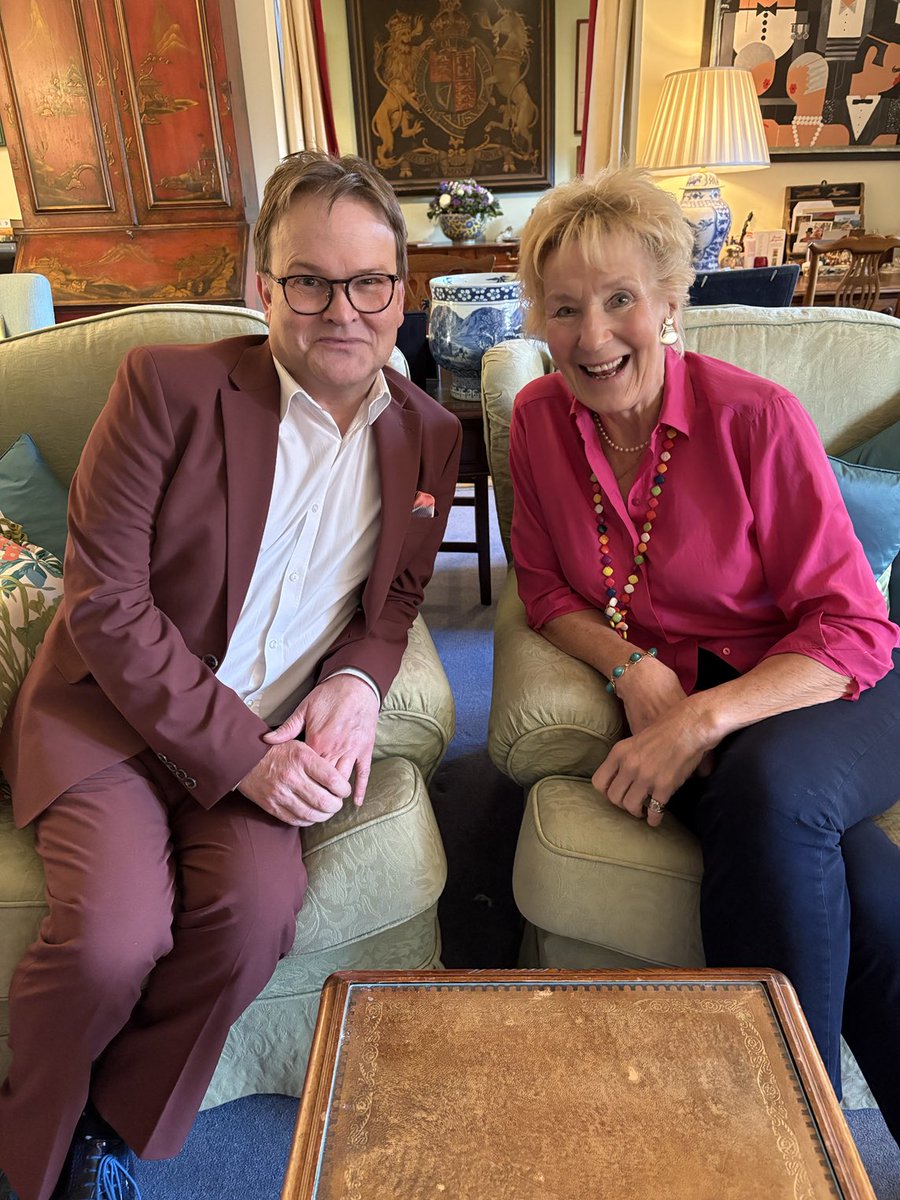 brit_battleaxe's tweet photo. Fun’n’Frolics chatting with the hilarious @StevenJonMiller about all things weight loss & health for @brandnewtube #ExcusesAreHighInCalories #GetOffYourArse&LoseWeight #LiveInSlimLaneNotFatLane https://t.co/QHsVSXytOG