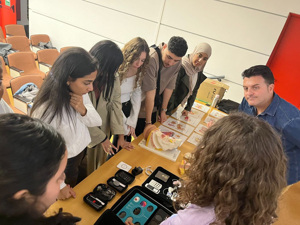 <a href="/SEMOC_IIBM/">SEMOC</a> <a href="/ENNI_IIBM_CSIC/">Servicio Enni</a> <a href="/_SanFranco/">Sandra Franco Caspueñas</a> <a href="/IESBenjamin_Rua/">IES Benjamín Rúa</a> <a href="/ludybh/">Ludy</a> 🔶Terminamos la ruta de la #semanacienciaCSIC con nuestra compañera <a href="/_SanFranco/">Sandra Franco Caspueñas</a>, hablando sobre implantes cocleares 🦻🏻compartiendo su experiencia personal y mostrando implantes proporcionados por el servicio de logopedia infantil y Otorrinolaringología del Hospital La Paz 🏥