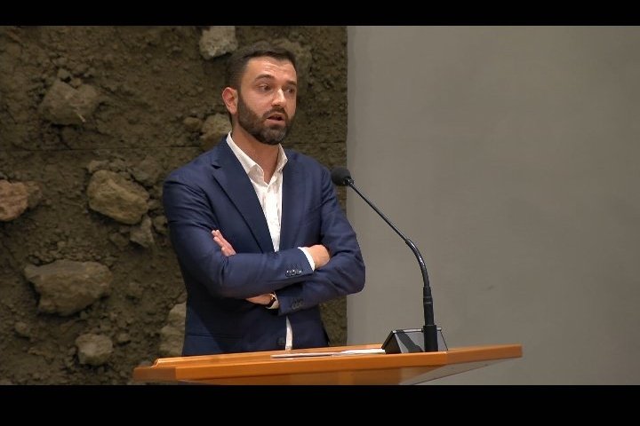 enzolwd's tweet photo. Deze gast is GEK!! LEVENSGEVAARLIJK!! #VanBaarle
#politiekdenhaag #politiek #npo https://t.co/YWB61ZOukn