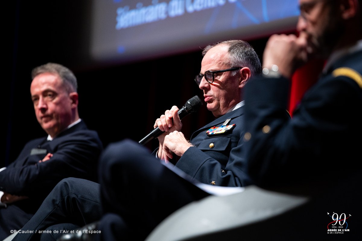 Armee_de_lair's tweet photo. 📅Hier, le Centre d'études stratégiques aérospatiales a engagé la réflexion sur la défense de notre souveraineté, de la surface à la très haute altitude. Un séminaire soulignant à la fois le cadre d’exécution juridique et la diversité de nos missions sur le territoire national. https://t.co/p3VPUh6q4o
