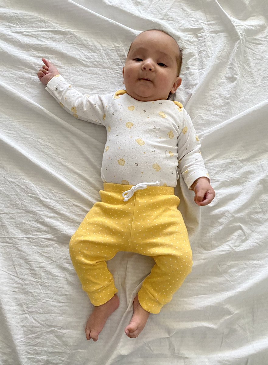Romi_nita's tweet photo. Che la ley de talles tampoco la respetan en ropa para bebés? Compré en Mimo este conjunto talle 6 a 9 meses. Gino está en casi 7kg, tampoco tanto, y el viernes cumple 4 meses. Menos mal q se lo probé. https://t.co/JpQbphScoI