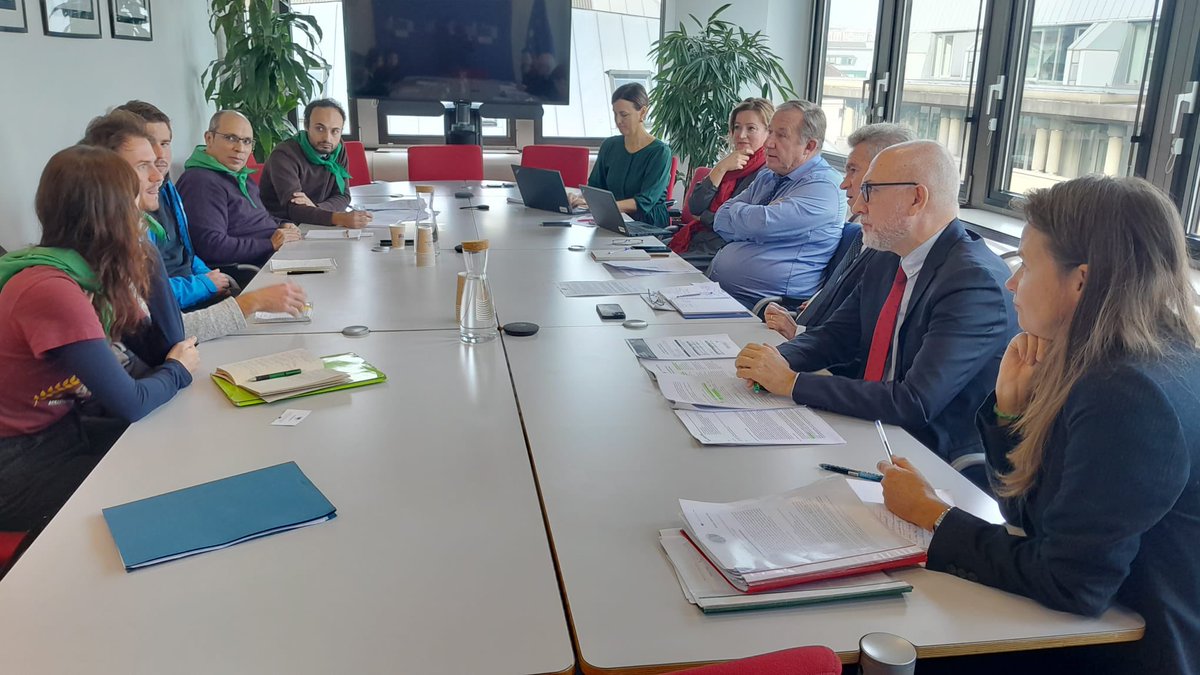 ECVC1's tweet photo. 📢 Before the protest, farmers from ECVC and @fugea met @EUAgri’s Wolfgang Burtscher to demand a definitive end to EU-Mercosur FTA and measures for fair prices for farmers. No more excuses that market regulation is ‘too complex’!

We have answers and we deserve to earn a living! https://t.co/sNc2xWXAhy