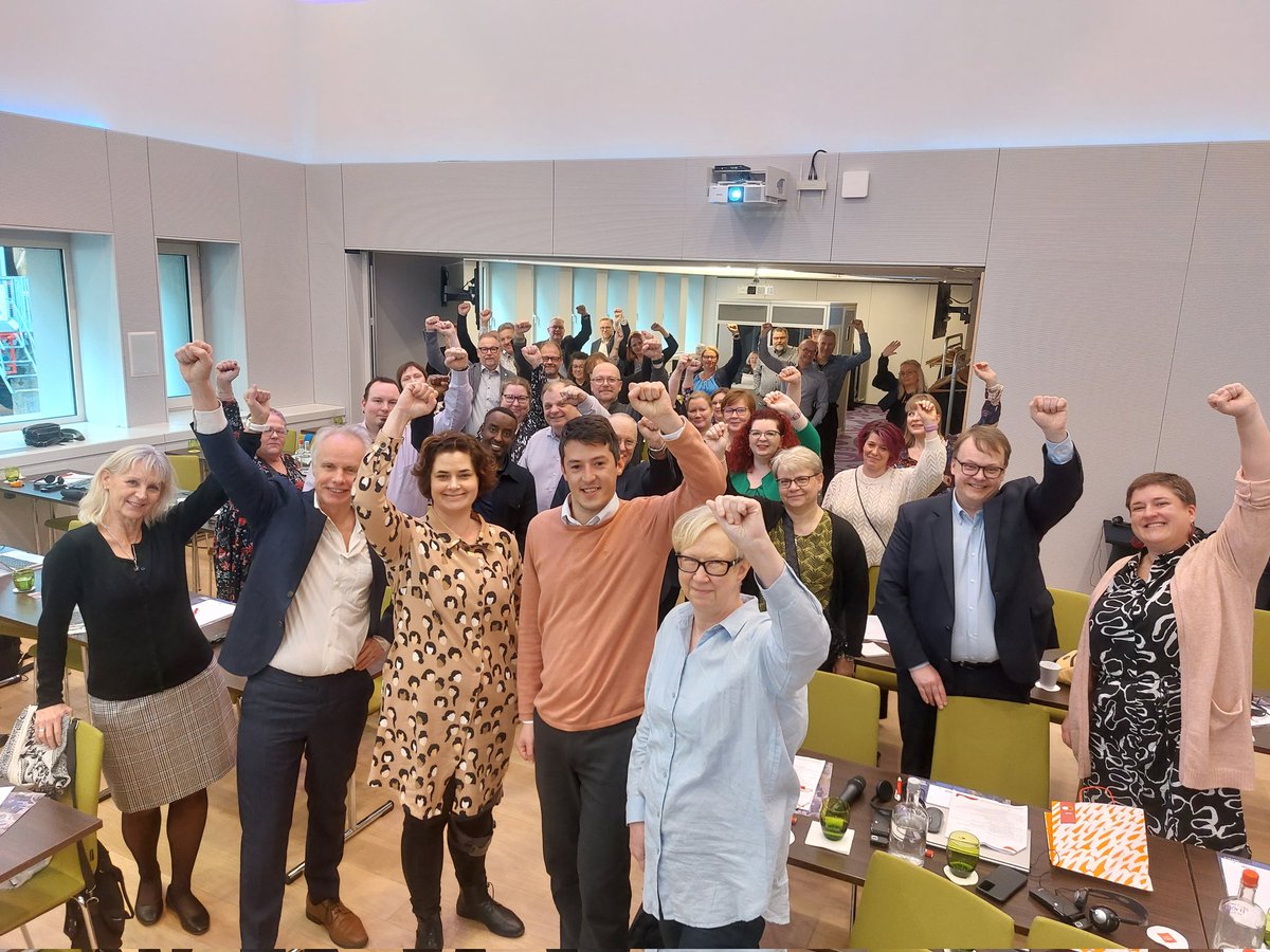 Great to meet unionleaders Finnish public service/welfare services union <a href="/JHLry/">Ammattiliitto JHL</a>  We discussed the situation in Europe and the work of <a href="/EPSUnions/">EPSU</a> ,the priorities for public service workers and expressed our #solidarity with health workers in Kosovo in action 14th 

<a href="/duunarit/">SAK</a>