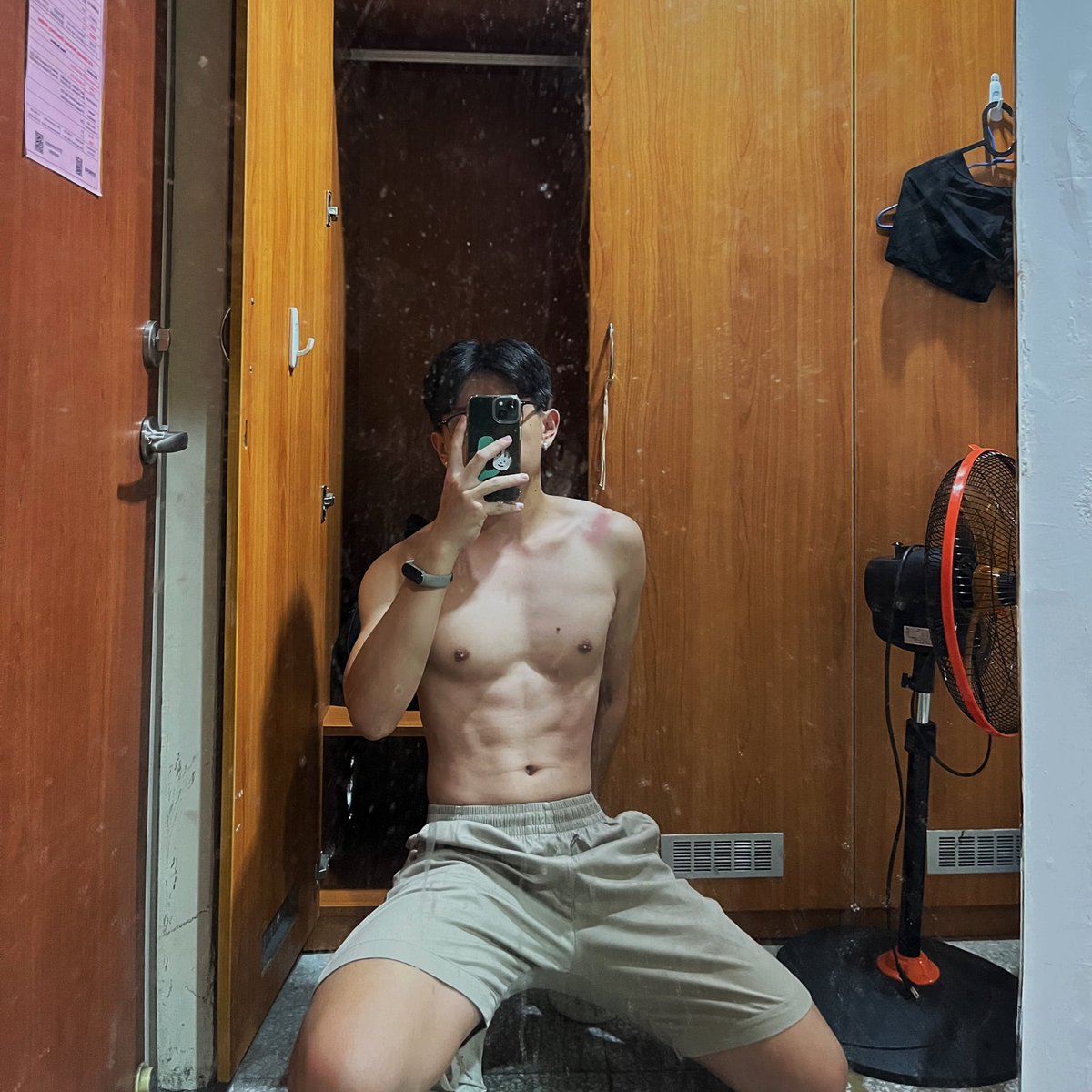 han____23's tweet image. 今日被學生盧瘋&amp;amp;熱瘋的助教
aka 搬一半宿舍的🚬🍺生
-
*宿舍這光線還蠻不錯的🥹
然後 🪿不要再偷懶🏋🏻！