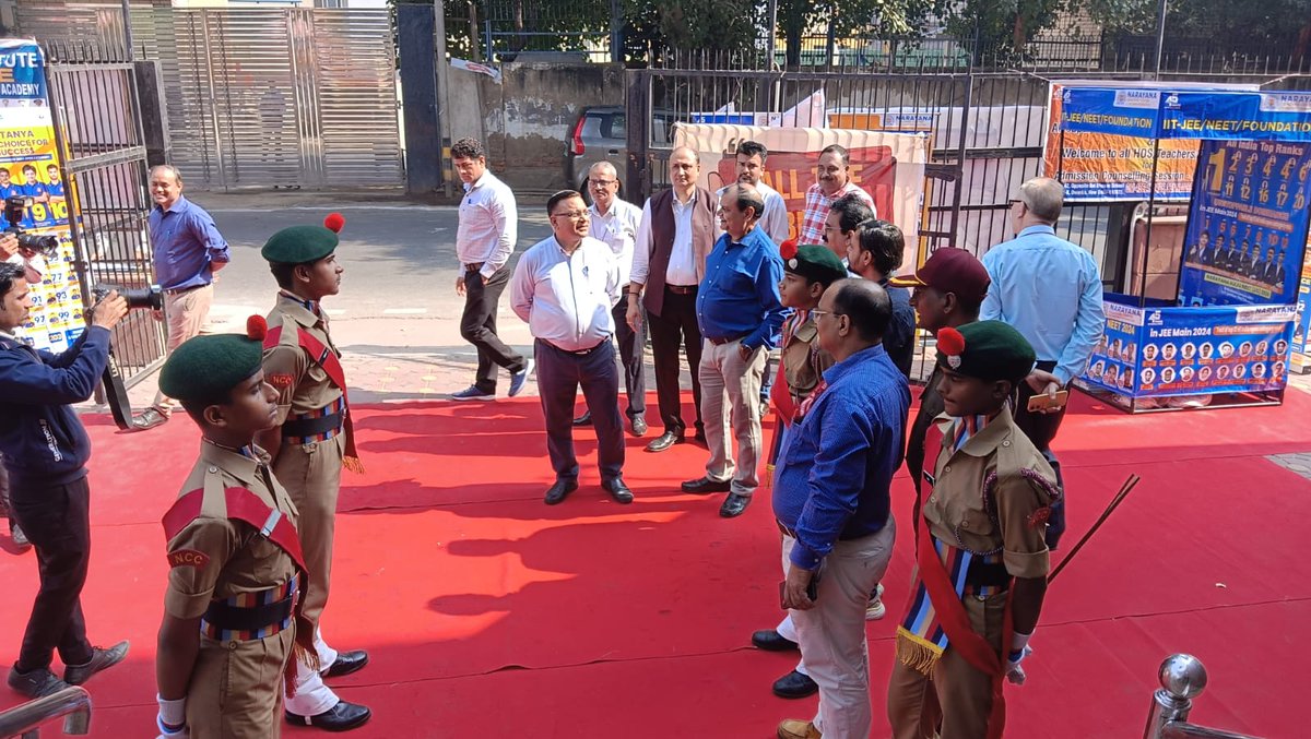 LudlowNcc's tweet photo. The Chief Guest was welcomed by the NCC cadets

DBRA SOSE RAJNIWAS MARG LUDLOW CASTLE

1 DELHI ARMD SQN

#ncccadet #ludlow #ncc #ludlowncc
https://t.co/sfy8NfLRZ4 https://t.co/iY9K4sd3bI