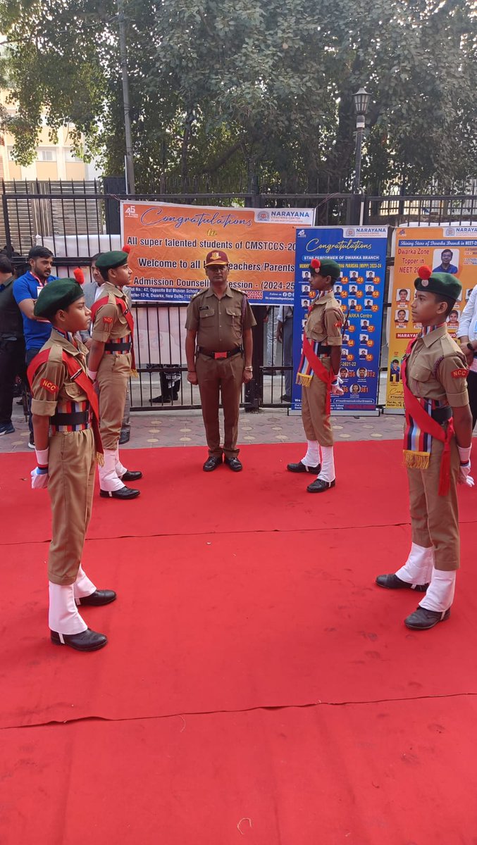 LudlowNcc's tweet photo. The Chief Guest was welcomed by the NCC cadets

DBRA SOSE RAJNIWAS MARG LUDLOW CASTLE

1 DELHI ARMD SQN

#ncccadet #ludlow #ncc #ludlowncc
https://t.co/sfy8NfLRZ4 https://t.co/iY9K4sd3bI