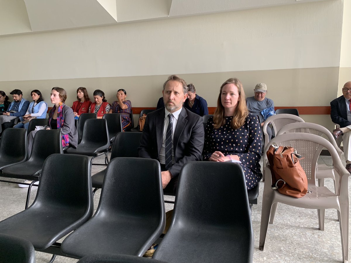 Representantes de la Oficina de Justicia Crimjnal Global del Departmento de Estado de Los EEUU, Ari Bassin y Tracey Begley, se encuentran en la sala de audiencia hoy para observar el juicio por genocidio contra Benedicto Lucas García. #Guatemala