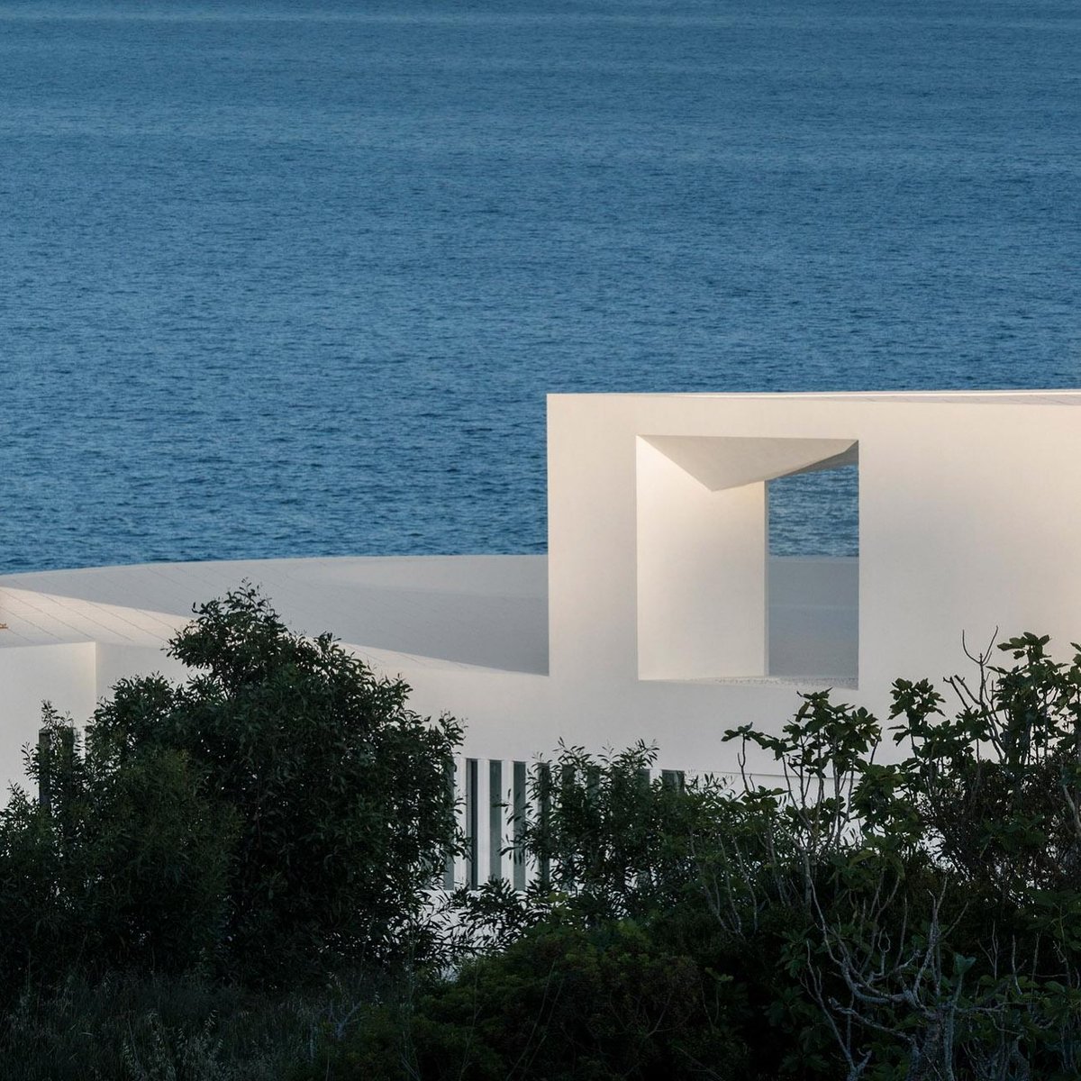 espacioyconfort's tweet photo. Casa Elíptica nace de una idea. Nace de una forma geométrica y de un volumen esculpido por el paisaje. Busca un equilibrio entre el lleno y el vacío, el peso y la ligereza, la luz y la sombra, o el objeto y su imagen.
#DiseñoEscultórico #ArquitecturaPortuguesa https://t.co/qyZwI2ytBA
