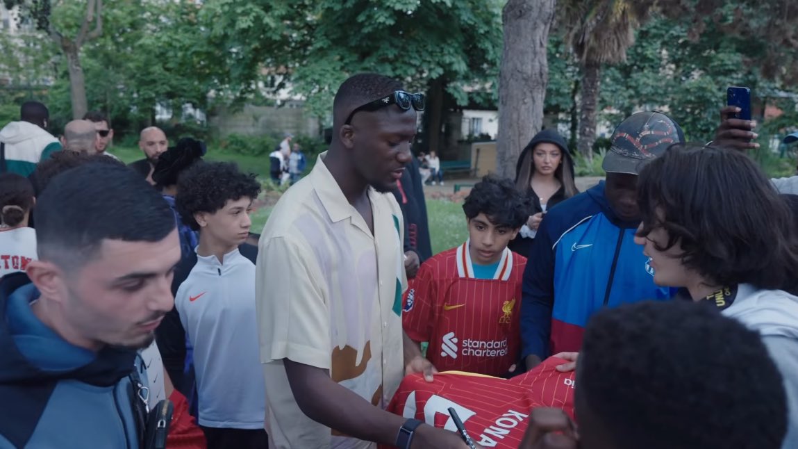 Ibrahima Konaté went back to his hometown, the same park where he filmed his Liverpool announcement video, and gave everyone free signed shirts ❤️