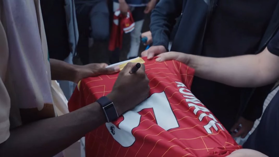 Ibrahima Konaté went back to his hometown, the same park where he filmed his Liverpool announcement video, and gave everyone free signed shirts ❤️