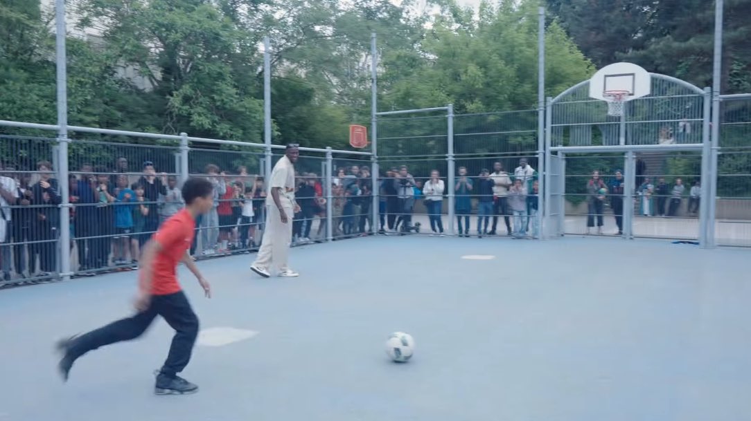 Ibrahima Konaté went back to his hometown, the same park where he filmed his Liverpool announcement video, and gave everyone free signed shirts ❤️