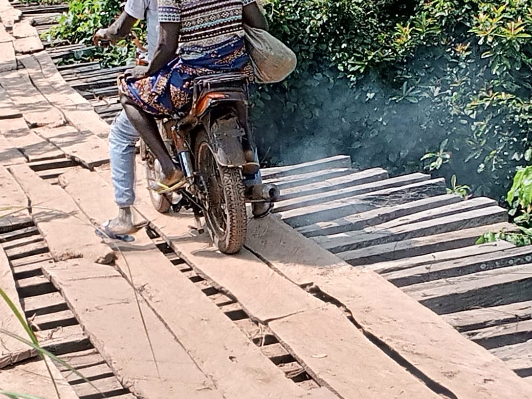 TrackaNG's tweet image. N80m was allocated to the Construction of Tse Ato Bridge Across River Nagi in Gwer West LGA, Benue state in the 2024 FG Budget.

We tracked and report that this project has not been done. Residents lamented that the old bridge is bad and cannot be used for safety concerns,…