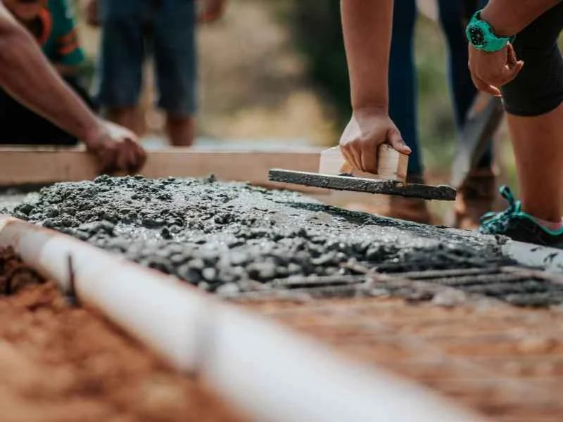 india_forecast's tweet photo. 💡What does it take to develop communities?

Govt programs like PMAY &amp; Swachh Bharat are improving life in urban and rural areas. NGOs and CSR initiatives are pivotal too. However, challenges like poverty remain.

Analysis by @OishiSen1: https://t.co/BiOsecEMiA https://t.co/rQN3l1FCPK