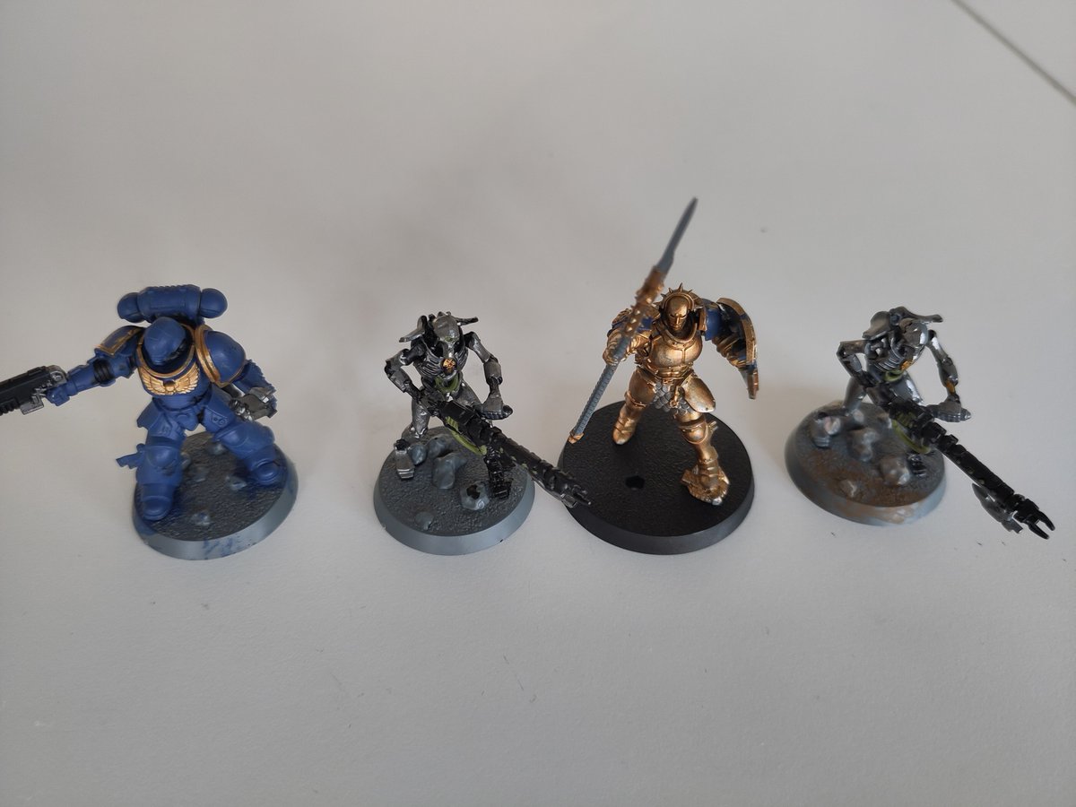 Aujourd'hui c'était la première au collège du club Warhammer Alliance  après une initiation en boutique la semaine dernière. 4 figurines  assemblées et peintes par les élèves.