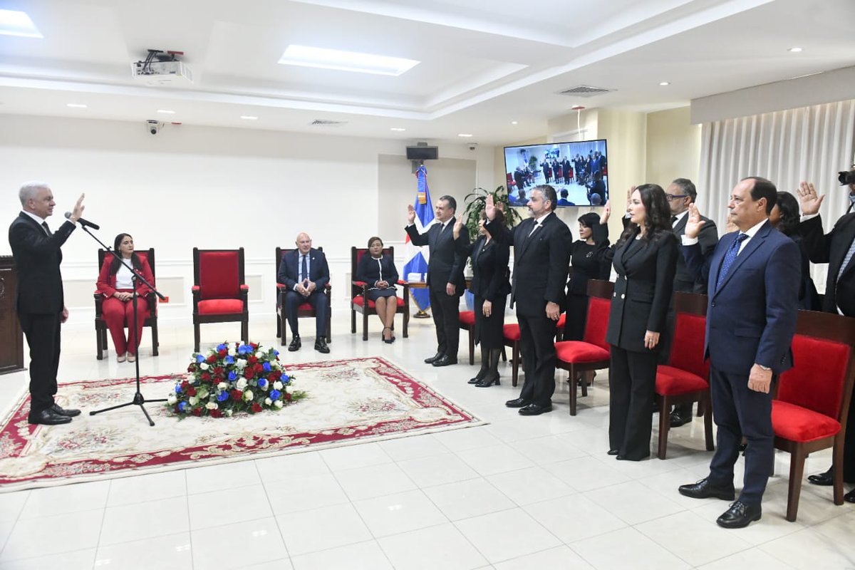 Esta mañana, en el <a href="/SenadoRD/">Senado de la República Dominicana</a> se realizó el acto de juramentación y entrega de certificados al #PlenoJCE correspondiente al período 2024-2028.

Encabeza el Pleno, <a href="/RomnJquez/">Román Andrés Jáquez Liranzo</a> como presidente; le acompañan los miembros titulares, Dolores Fernández, <a href="/samirchamiisa/">Samir Chami Isa</a>, Hirayda Fernández