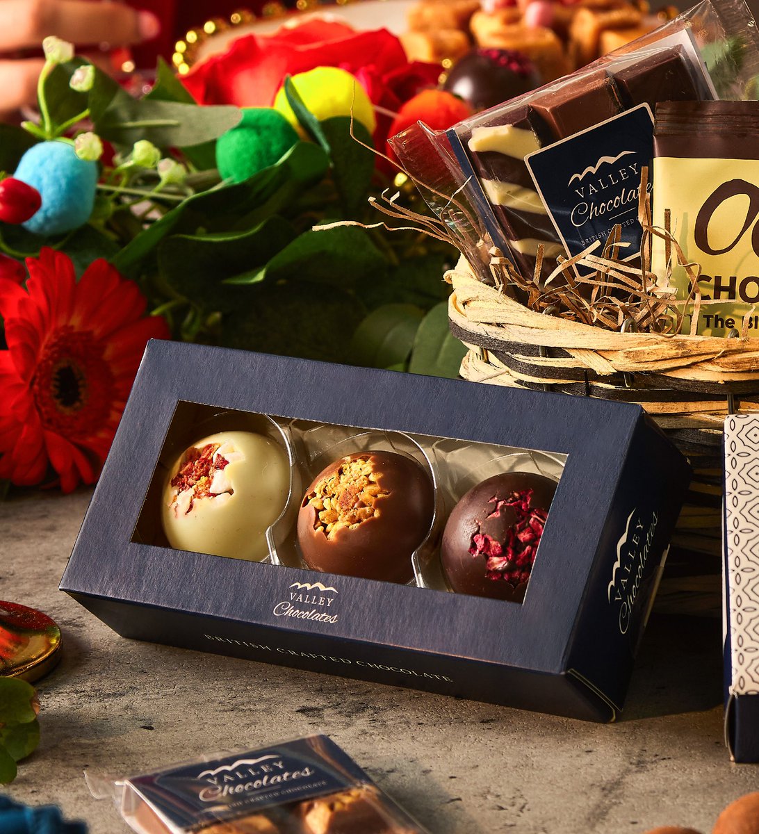 123_Hampers's tweet photo. Chocolate lovers, this one’s for you! 🍫✨ Who else thinks Christmas isn’t complete without a little (or a lot) of chocolate?

Send now: https://t.co/dSOqNMDV3k https://t.co/C2ihnFNejm