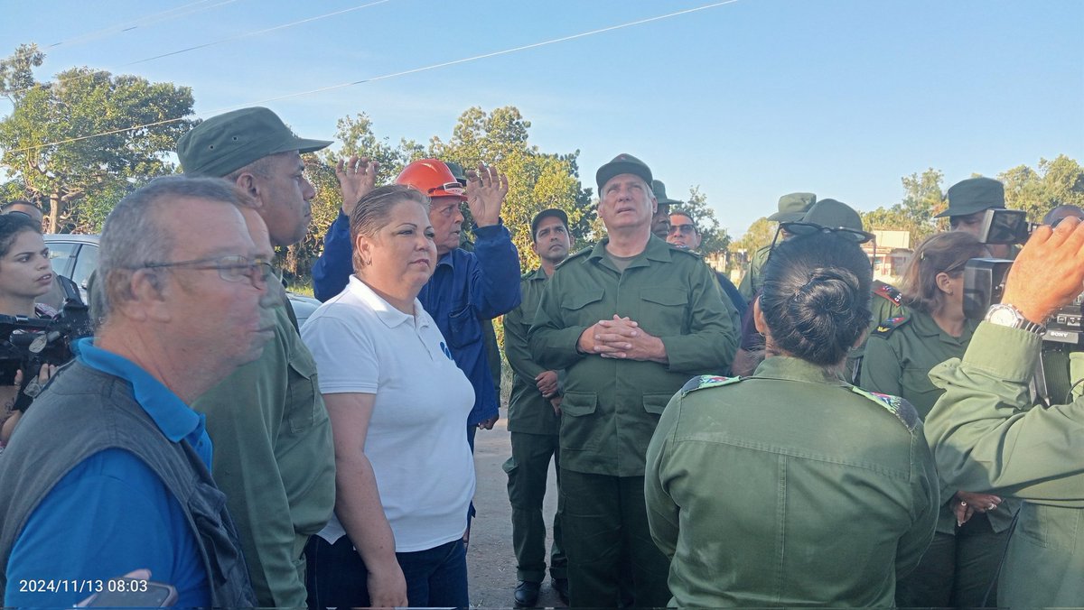 En Mayabeque <a href="/DiazCanelB/">Miguel Díaz-Canel Bermúdez</a> constató los esfuerzos del trabajo mancomunado de las brigadas de la <a href="/OSDE_UNE/">Unión Eléctrica de Cuba</a> y <a href="/ETECSA_Cuba/">ETECSA</a> en el poblado Cuatro Caminos de Bejucal Tras la recuperación la provincia cuenta con
 👉94.16% cobertura eléctrica 👉 84% de los servicios de telecomunicaciones