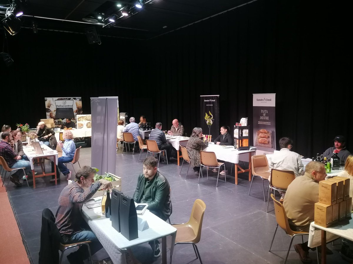 El 12 de novembre vam ser a Esparreguera dinamitzant l’Enxarxa’t, un espai de networking entre productors/es agroalimentaris i qui els cuina en restaurants o col·lectivitats. 
Objectiu: oferir un espai per a establir relacions comercials partint del diàleg i el coneixement mutu.