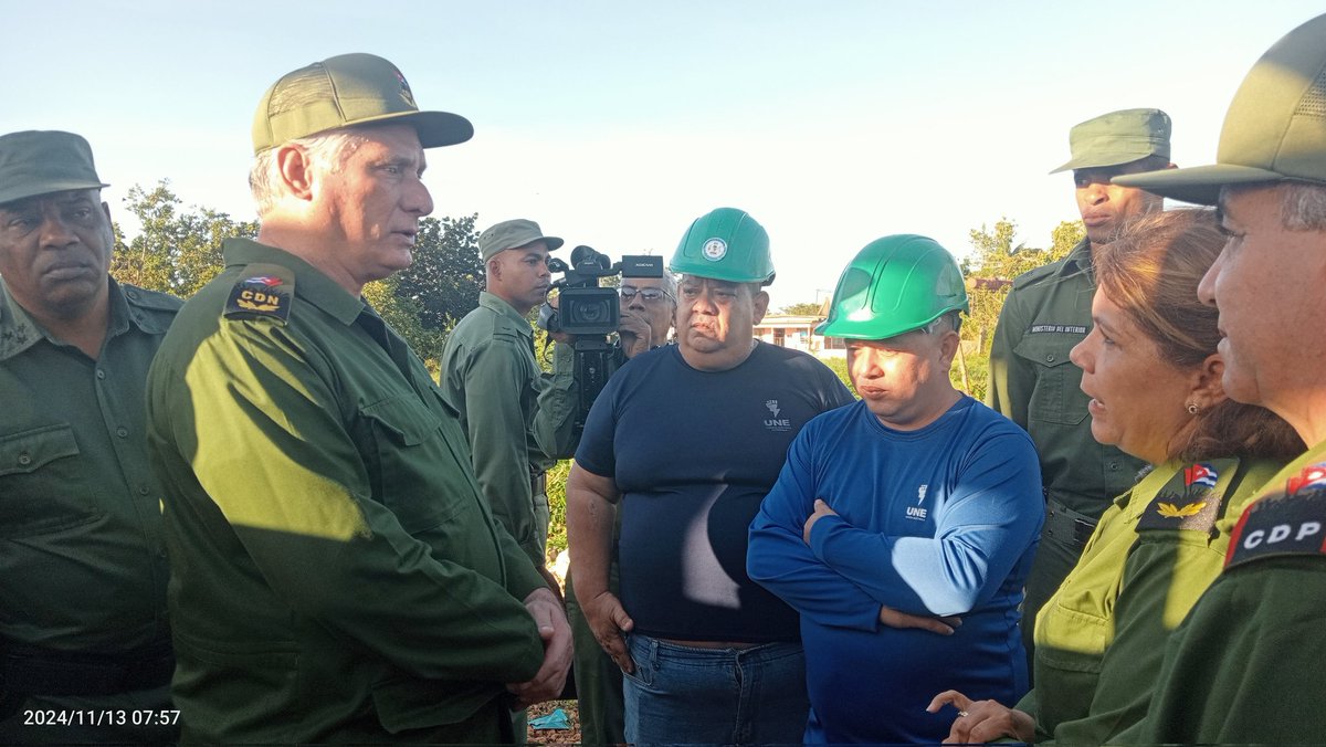 PartidoPCC's tweet photo. En Mayabeque @DiazCanelB constató los esfuerzos del trabajo mancomunado de las brigadas de la @OSDE_UNE y @ETECSA_Cuba en el poblado Cuatro Caminos de Bejucal Tras la recuperación la provincia cuenta con
 👉94.16% cobertura eléctrica 👉 84% de los servicios de telecomunicaciones https://t.co/jMoal1cmUM