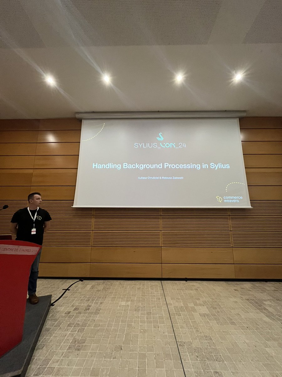 Mine and <a href="/lukaszchrusciel/">Łukasz Chruściel</a> presentation about background processing in <a href="/Sylius/">Sylius eCommerce</a> is just about to start! Let’s meet in 8 minutes on Tech#1 track 🫡 #SyliusCon