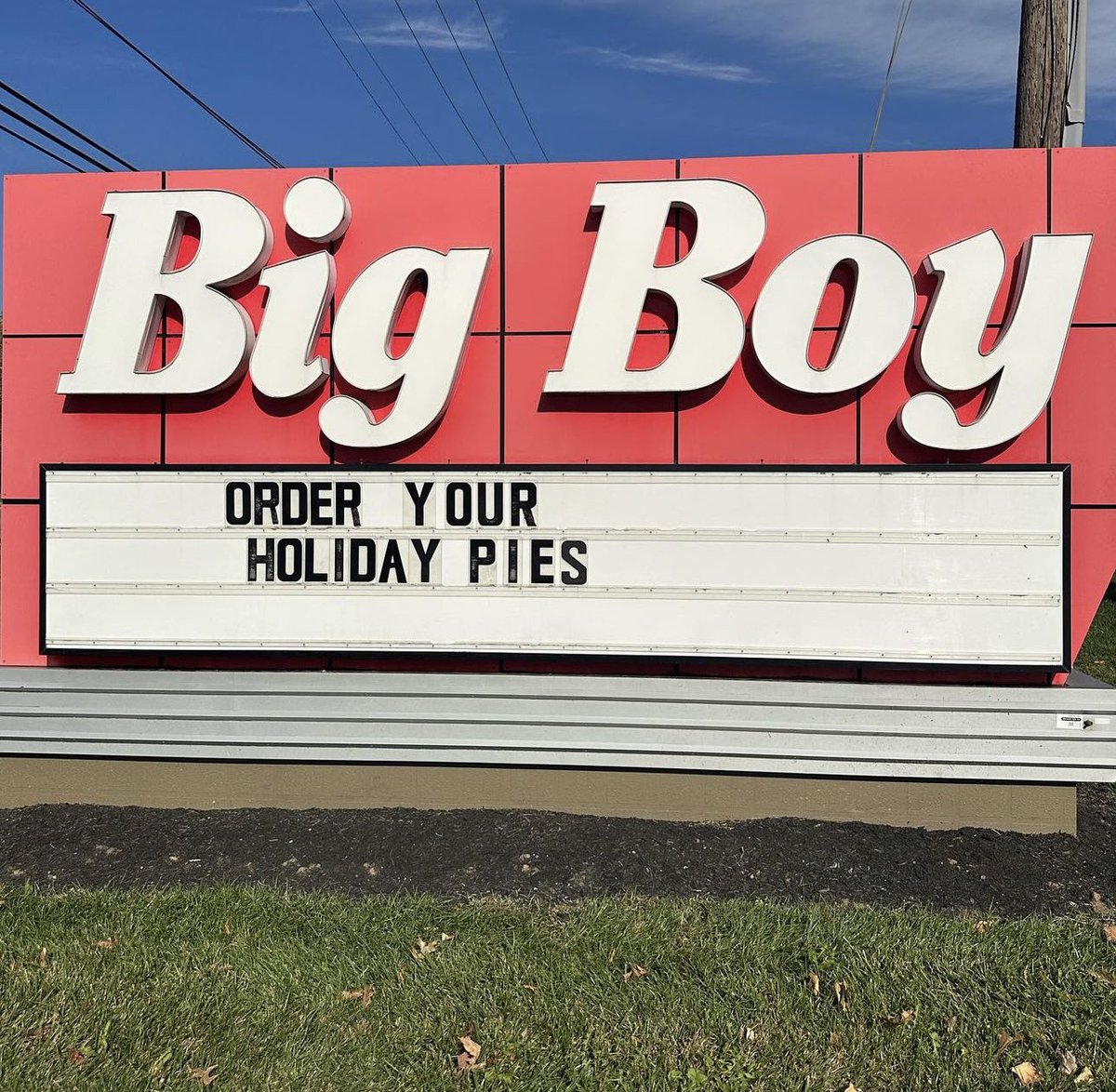 FrischsBigBoy's tweet photo. Pie season is here! 🥧 Pre-order your holiday pies and save big! Buy 2 for $13 each, 3 for $12 each, or 4 for $11 each!

*Available at participating locations. https://t.co/IaCcaty35z