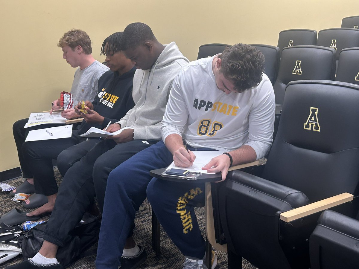 AppStateRISE's tweet image. Financial Literacy: Budgeting 💰

We covered key budgeting elements and tips to help our student-athletes learn how to take control of their money and achieve their financial goals. 

#GoApp
