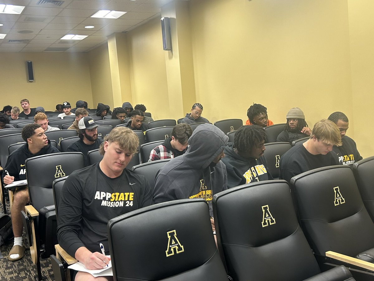 AppStateRISE's tweet image. Financial Literacy: Budgeting 💰

We covered key budgeting elements and tips to help our student-athletes learn how to take control of their money and achieve their financial goals. 

#GoApp