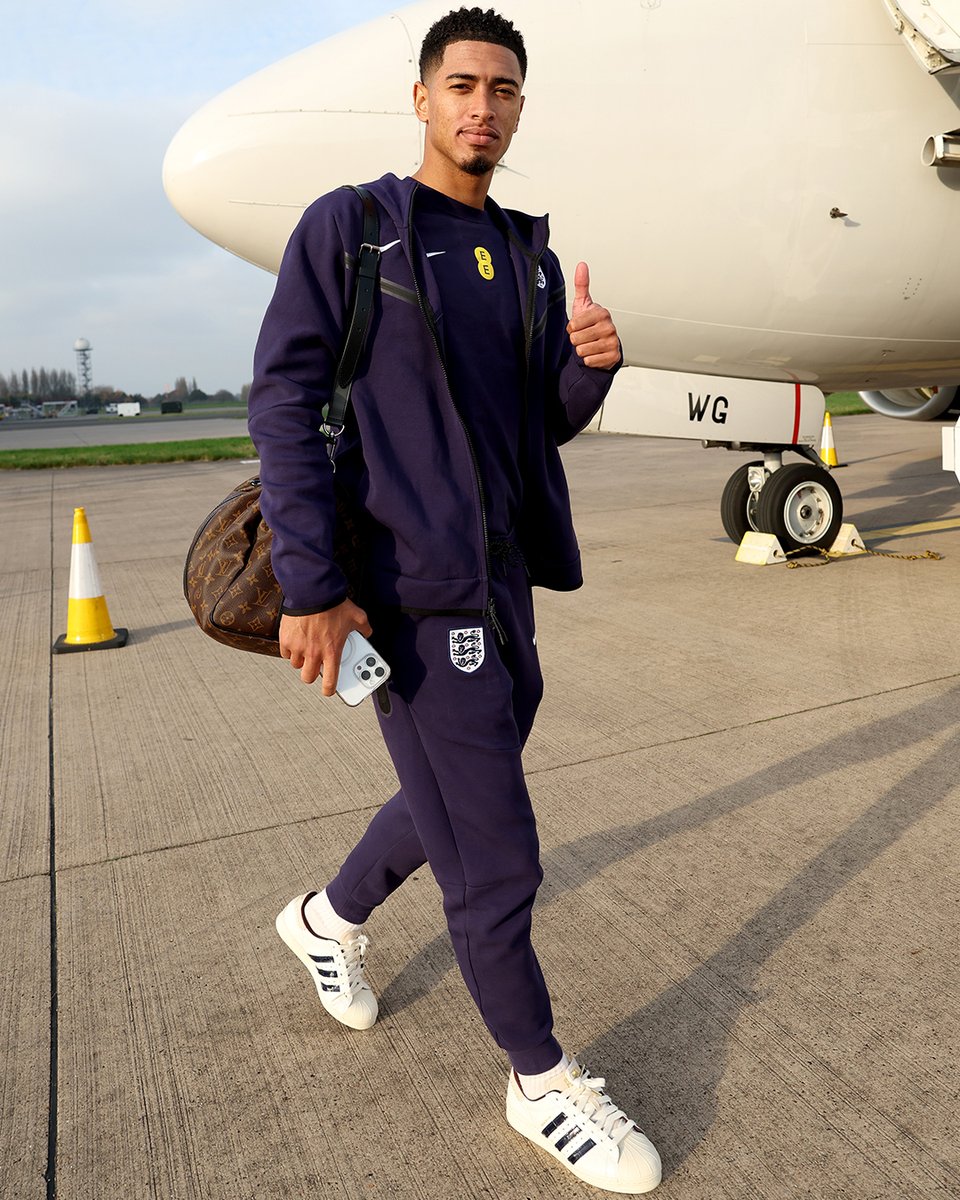 UEFAEURO's tweet photo. 👍🦁

#NationsLeague https://t.co/aqeDnYwmYB