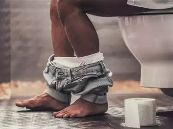 infomme's tweet image. 🚽 Doctors Warn Against Prolonged Toilet Time! 🚽
Spending more than 10 minutes on the toilet can lead to hemorrhoids, pelvic issues &amp;amp; more! Limit your time and avoid distractions like your phone. 🕐 #HealthTips #GutHealth #ToiletTime #Hemorrhoids #Wellness