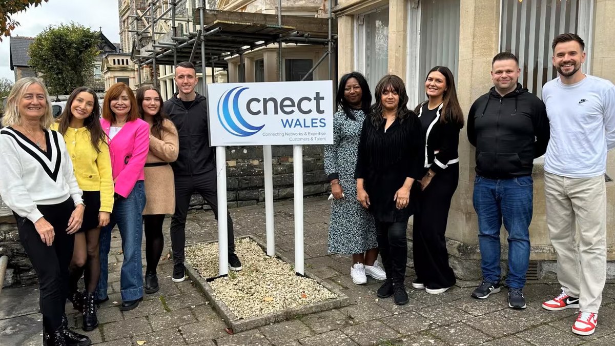 As part of our 125 supporter engagements in 2024/25, <a href="/10DavidTurnbull/">David Turnbull</a> paid a visit to <a href="/cnectwales/">Cnect Wales</a>, a proud and dedicated box holder at every home game!

David took time to meet the Cnect Wales team, recognising their years of support ➡️ bit.ly/4dEoAPK

#CityAsOne