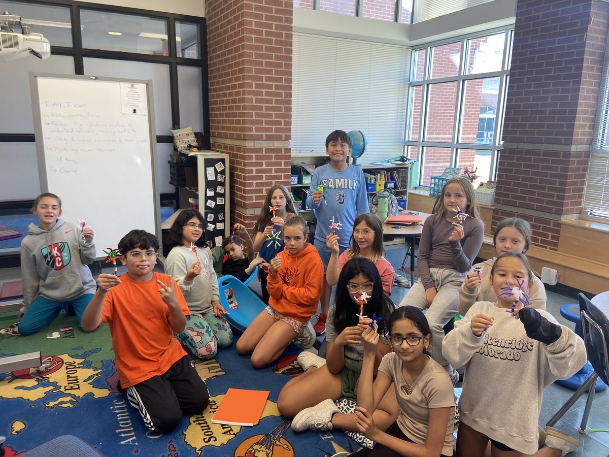 Vidushilearning's tweet photo. Building our own neurons so we can identify its parts. 5th grade loves learning about the parts of our brain! @CogburnWoodsES @FCSADVSTUDIES @s_masten #fcstag https://t.co/6LbjyMrarr